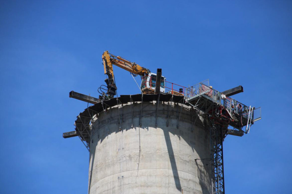 MB Spezialabbruch - Projects: Jena CHP - dismantling of reinforced concrete chimney using Spider Excavator