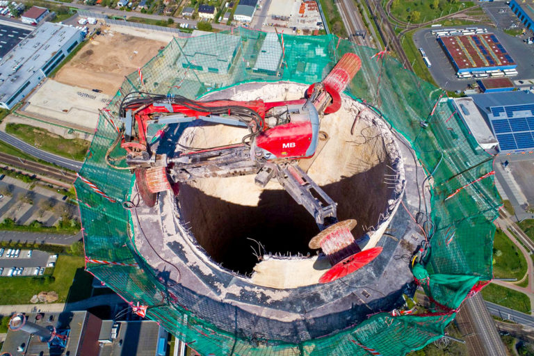 Mehr Sicherheit durch hydraulisch selbstkletternde Gerüstsysteme