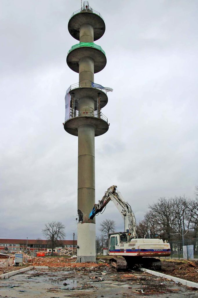 MB Spezialabbruch - Projects: Radio tower Karlsruhe - demolition of former radio tower: Remote controlled excavator