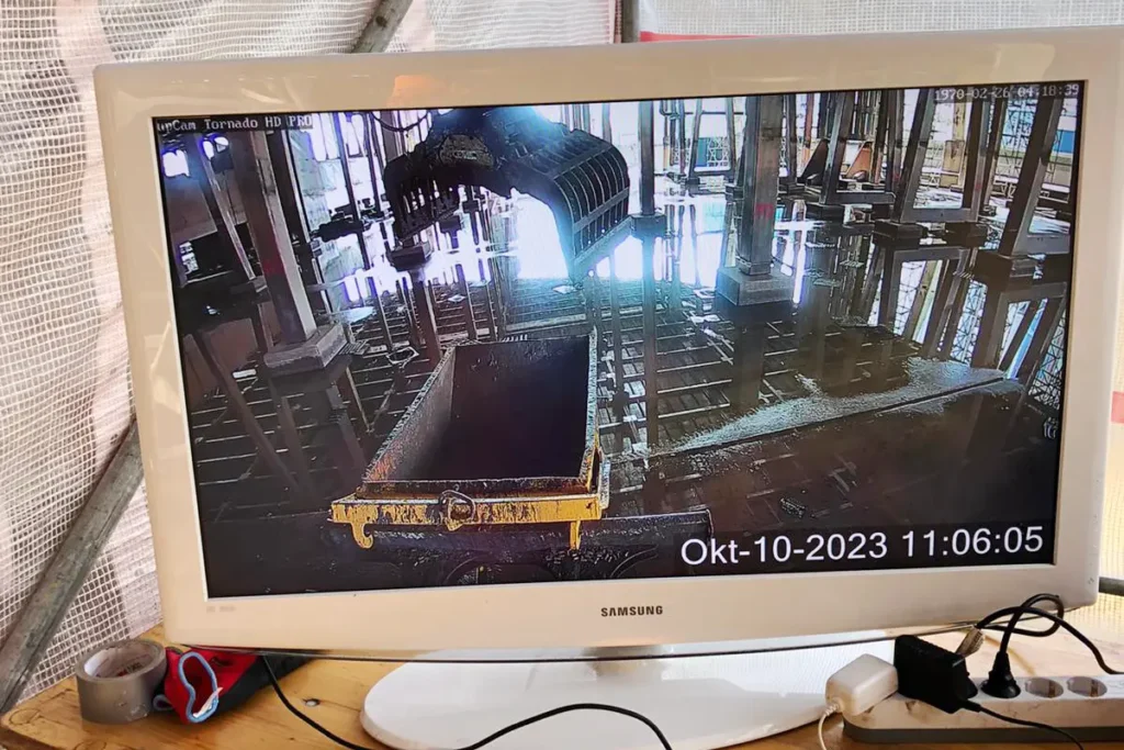 Monitor mit Kamerabild von einem der IP-Kamerasysteme, welche die Arbeiten eines ferngesteuerten Abbruchroboters überwachen